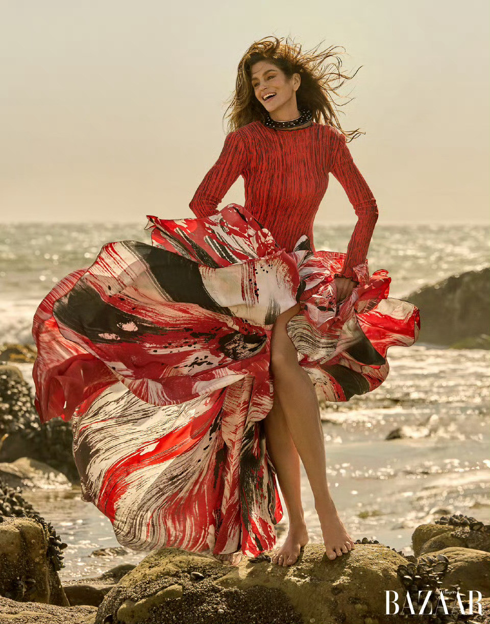 《时尚芭莎》四月刊封面大片，CHANEL2026春夏系列的花卉纹理长裙在传奇超