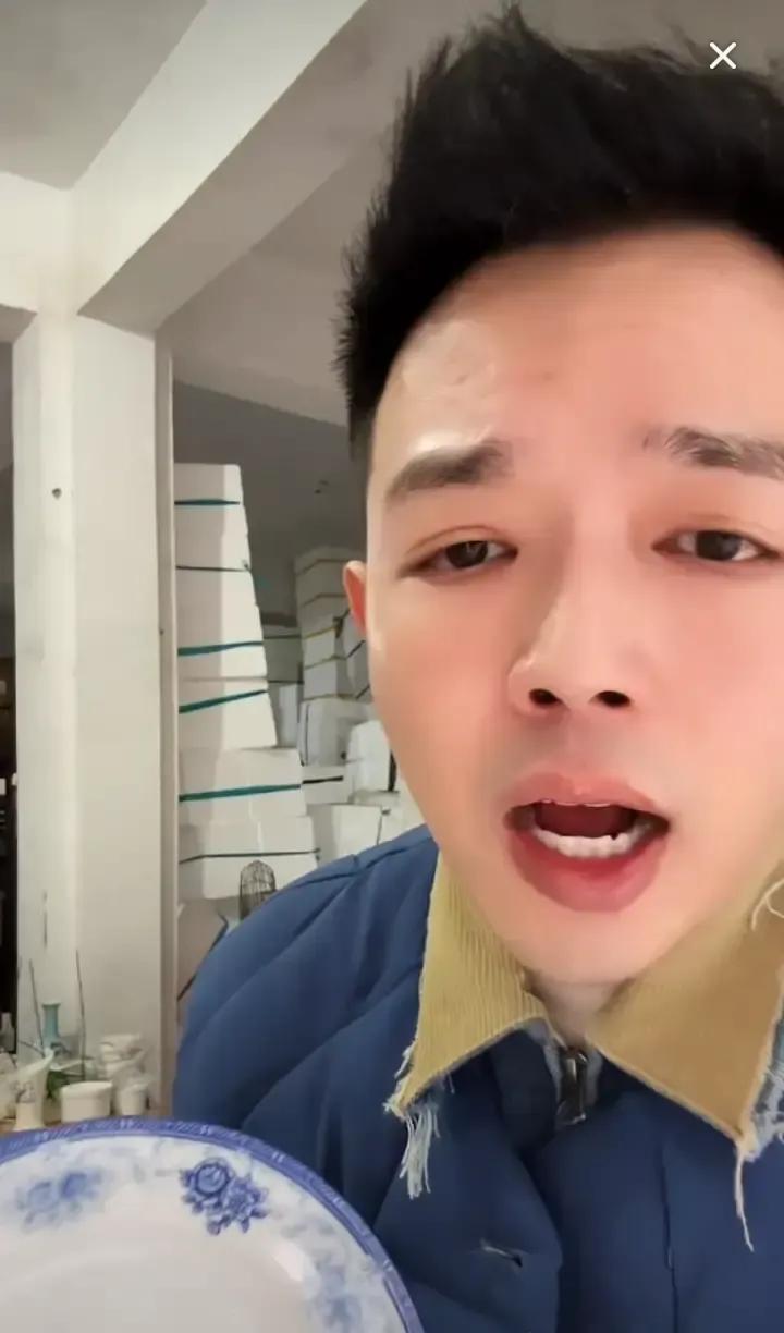 熊磊飞去马来西亚过生日，仓库留一木跟表弟顶班直播。上午十点开机，五小时销售额没