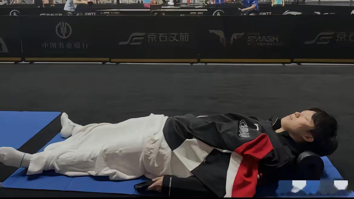 这又骄傲又泪目的一天啊！半决赛和决赛间隔3个小时，王楚钦根本没时间回酒店，就在赛