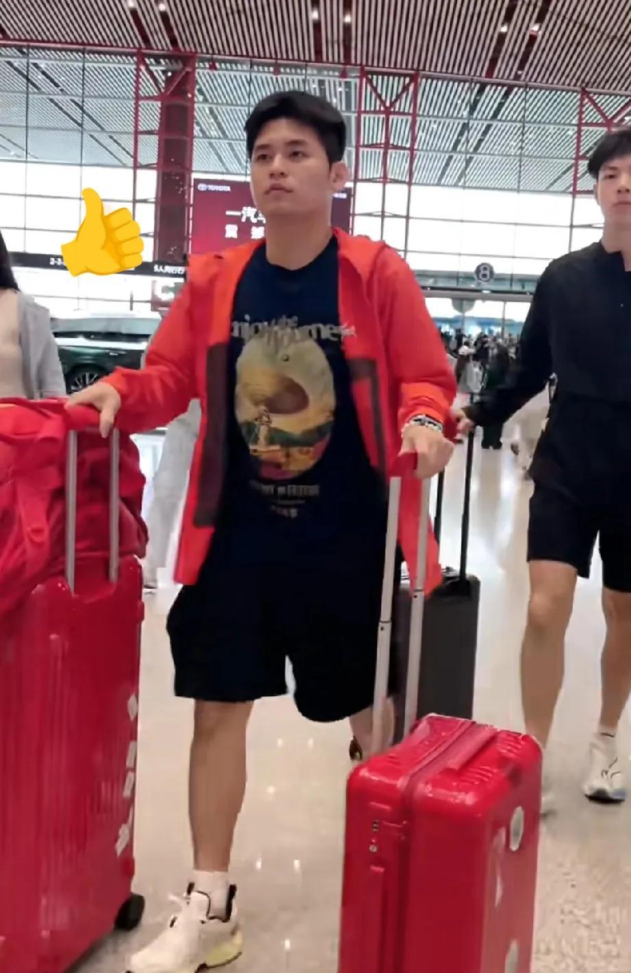 林诗栋出发横滨主打红色三件套！喜欢小石头每次都是人群中最惊艳那个，这次去横滨主
