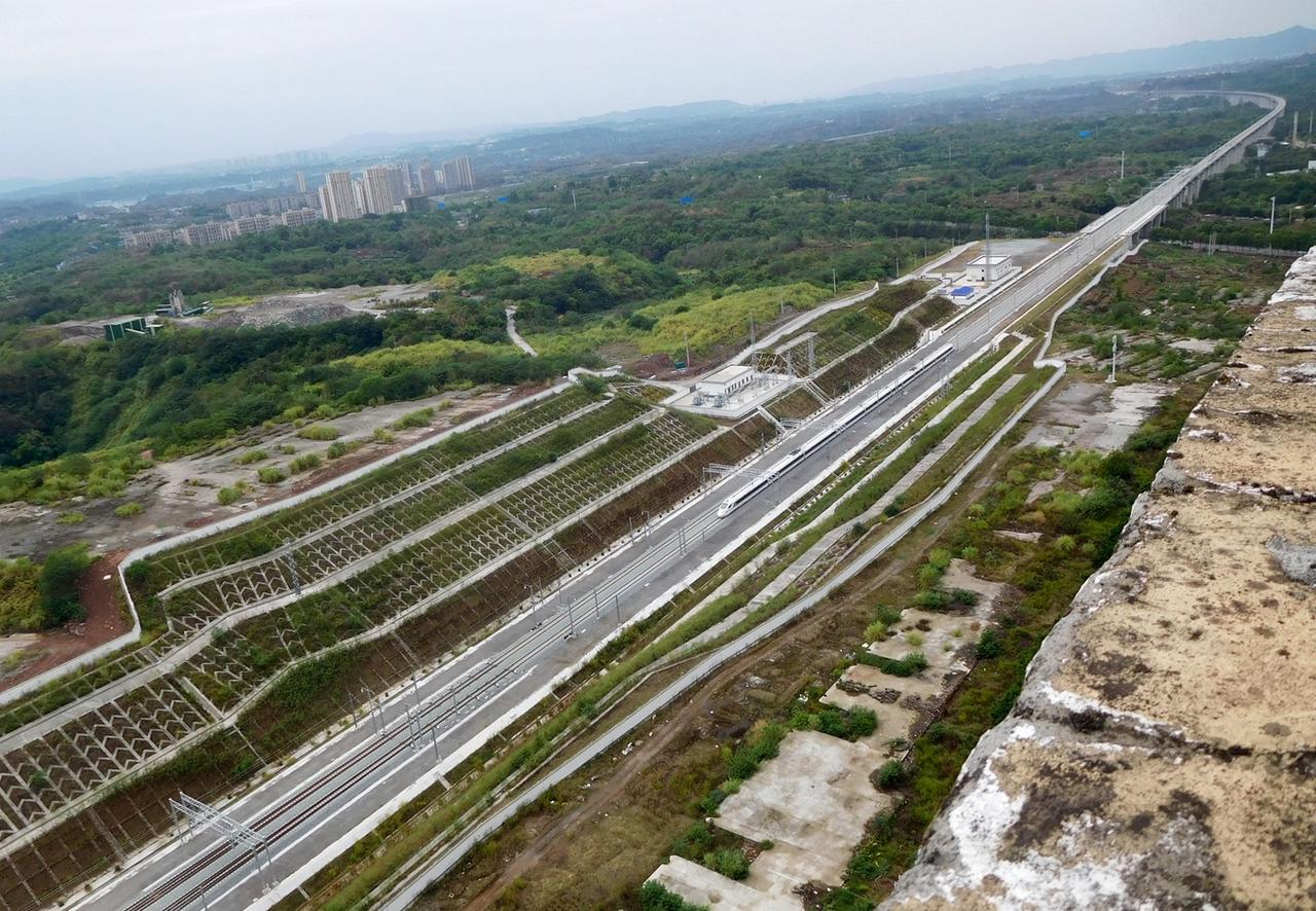 渝昆高铁在九龙坡区陶家有一座缓开站暂定名为九龙坡站，该站规划将来渝昆高铁接重庆东