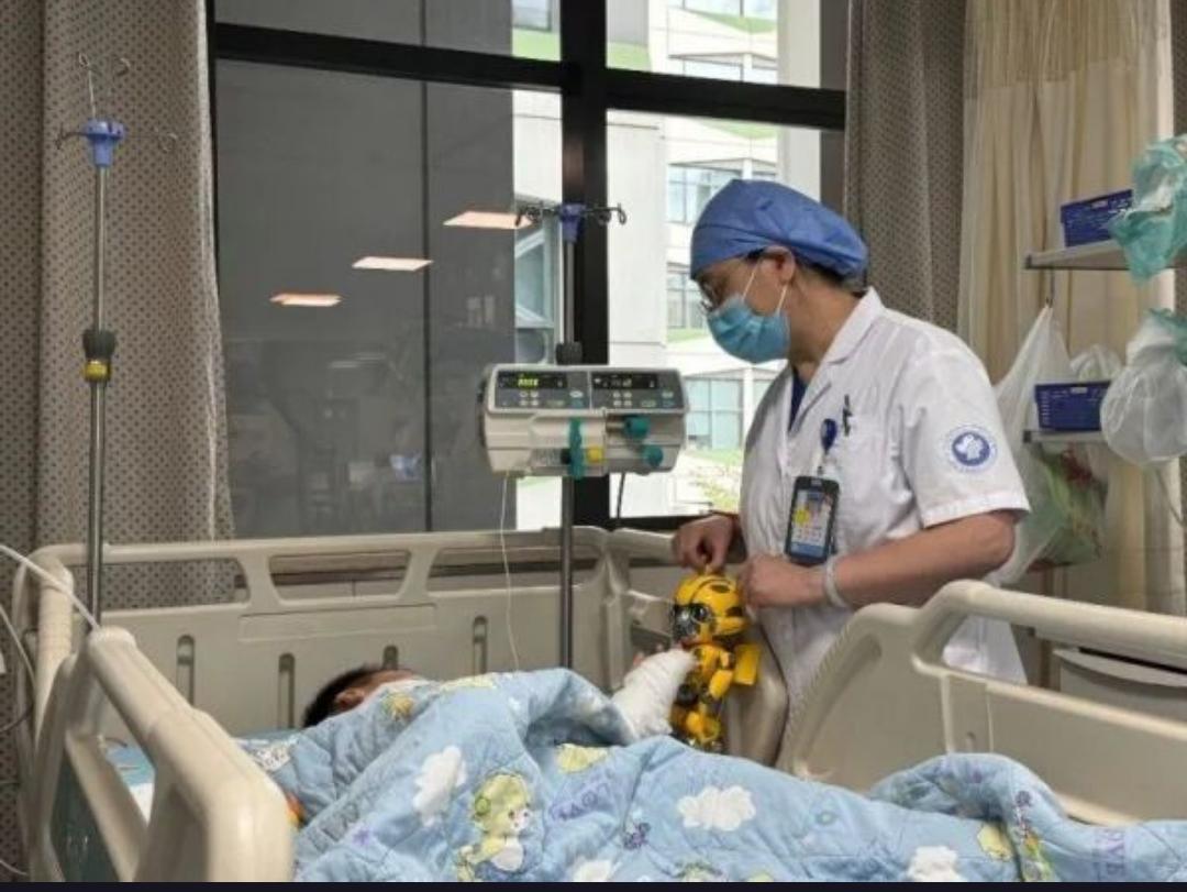 从18楼坠落生还后，那个男孩怎么样了？事情发生在去年七月，杭州。一个还在上初