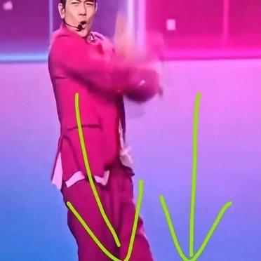 郭富城演唱会，鞋被伴舞踩飞了。右脚光着，在移动的升降台上，他稳稳走了三步。身体