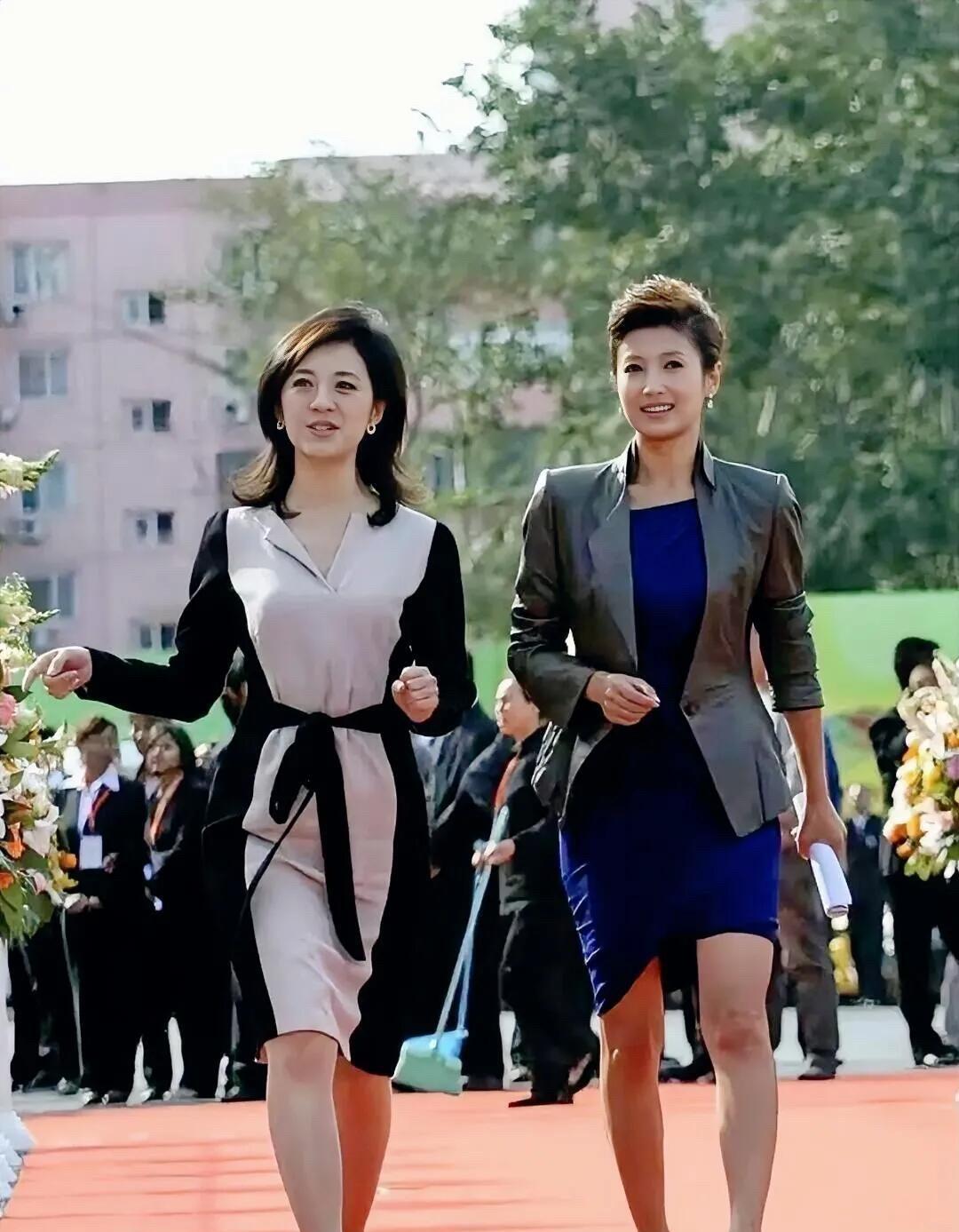 许戈辉已经很漂亮了，可是站在徐春妮的旁边却瞬间被秒掉了。她们一个是前央视主持人，