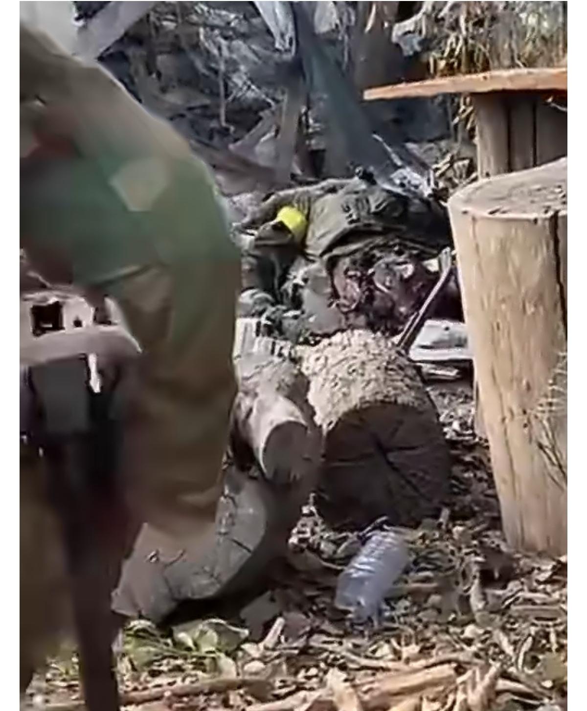 柬埔寨方面发布视频显示：在塔戈贝古寺战场上，一个柬埔寨士兵从一个的死亡的泰国军人