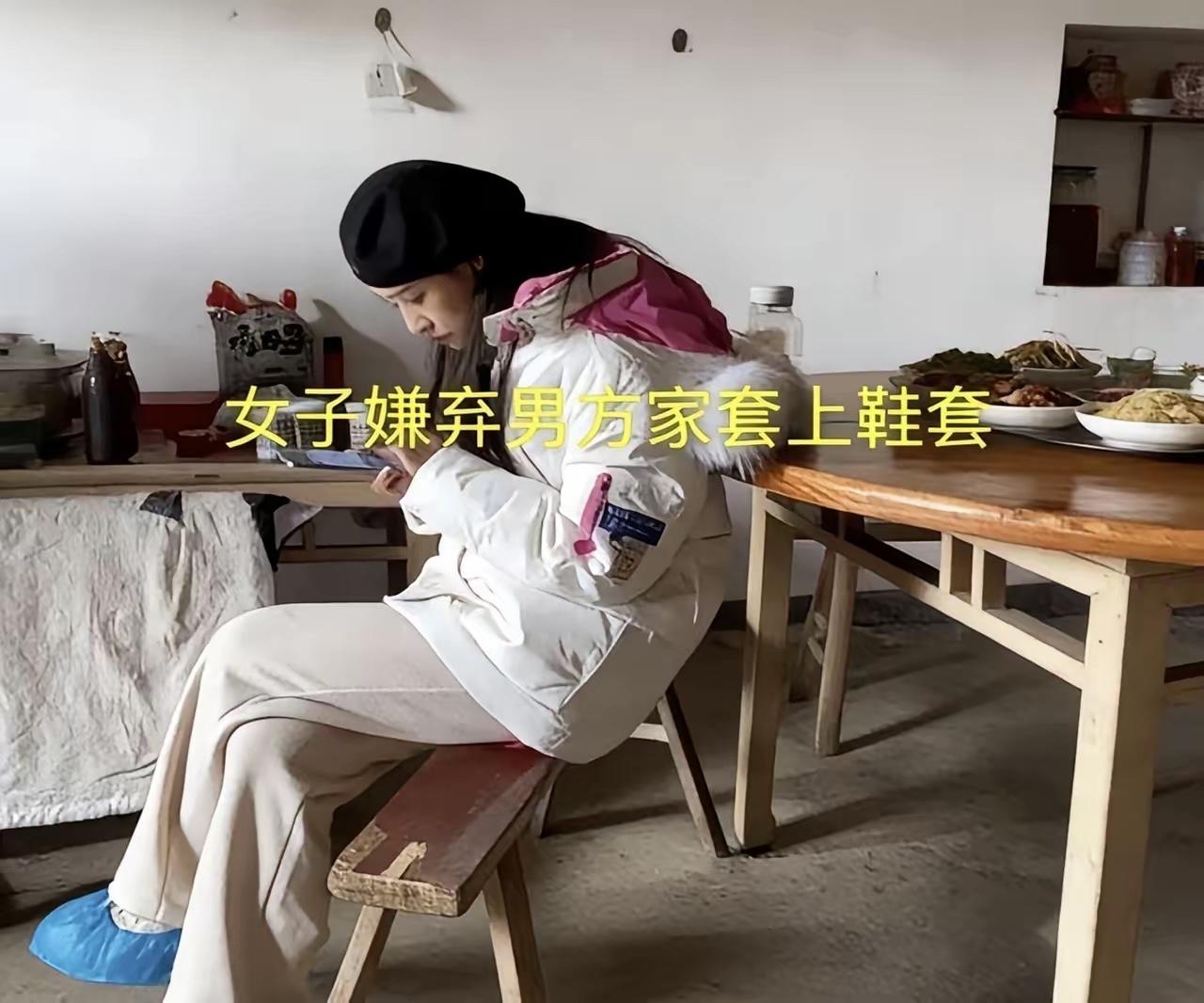 男生带着女友回农村过年，父母得知后高兴的不行，又是收拾屋子，又是叫来亲朋好友，可