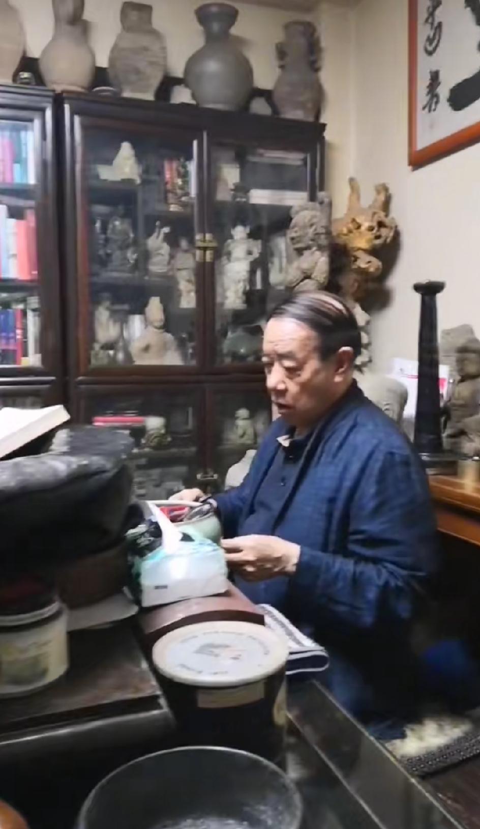 关于贾平凹题词延河先不说，咱们先看看贾平凹的书房！一堆佛头古董，大石头。写作的时