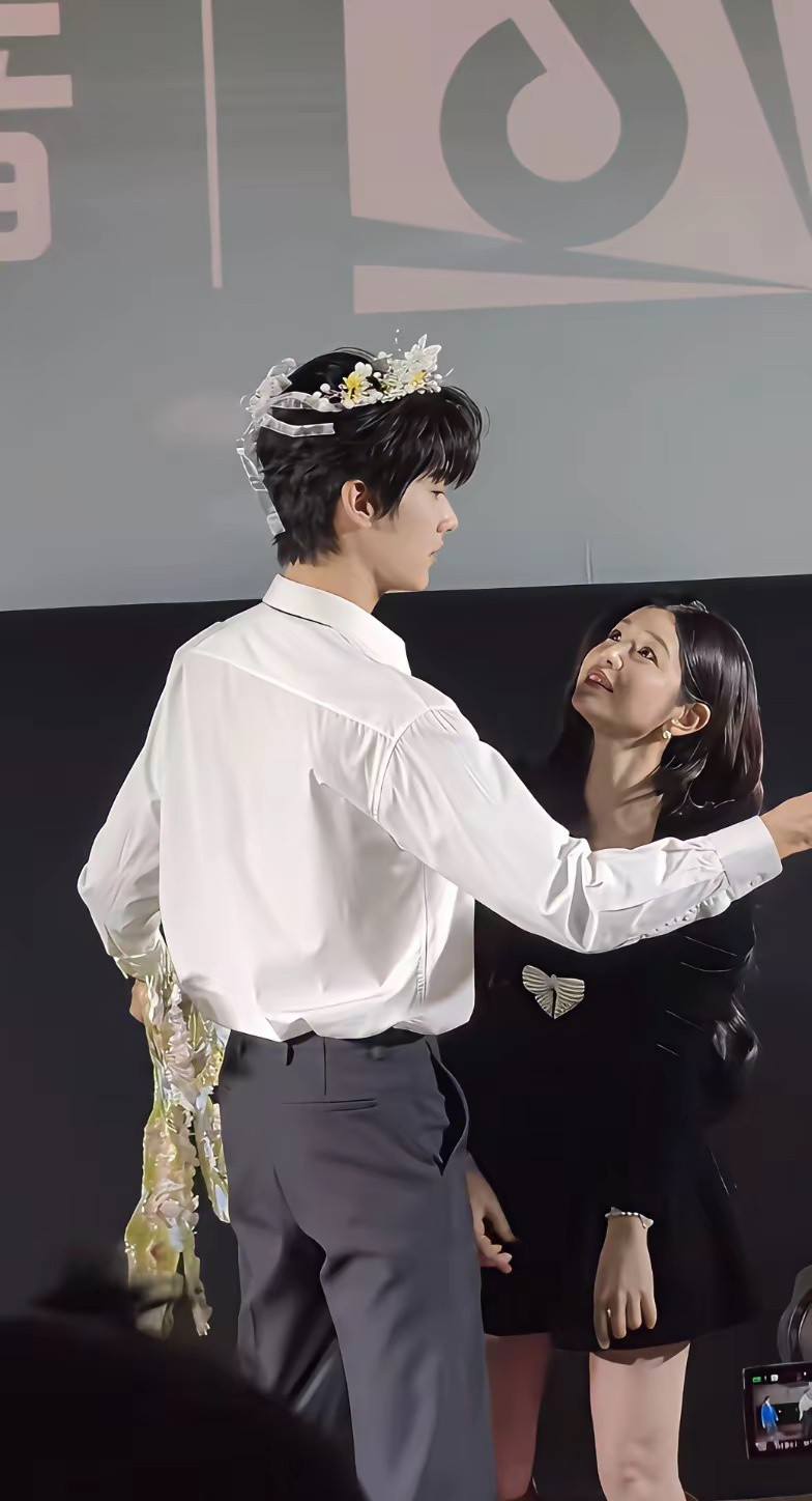 和23岁的年轻弟弟周柯宇一起就是香，42岁的陈妍希眼里有光了，人比花娇