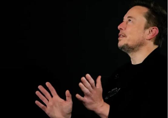 马斯克一句话点醒全世界：现在全球疯抢的不是芯片，是中国造60万一台的“大铁箱子”