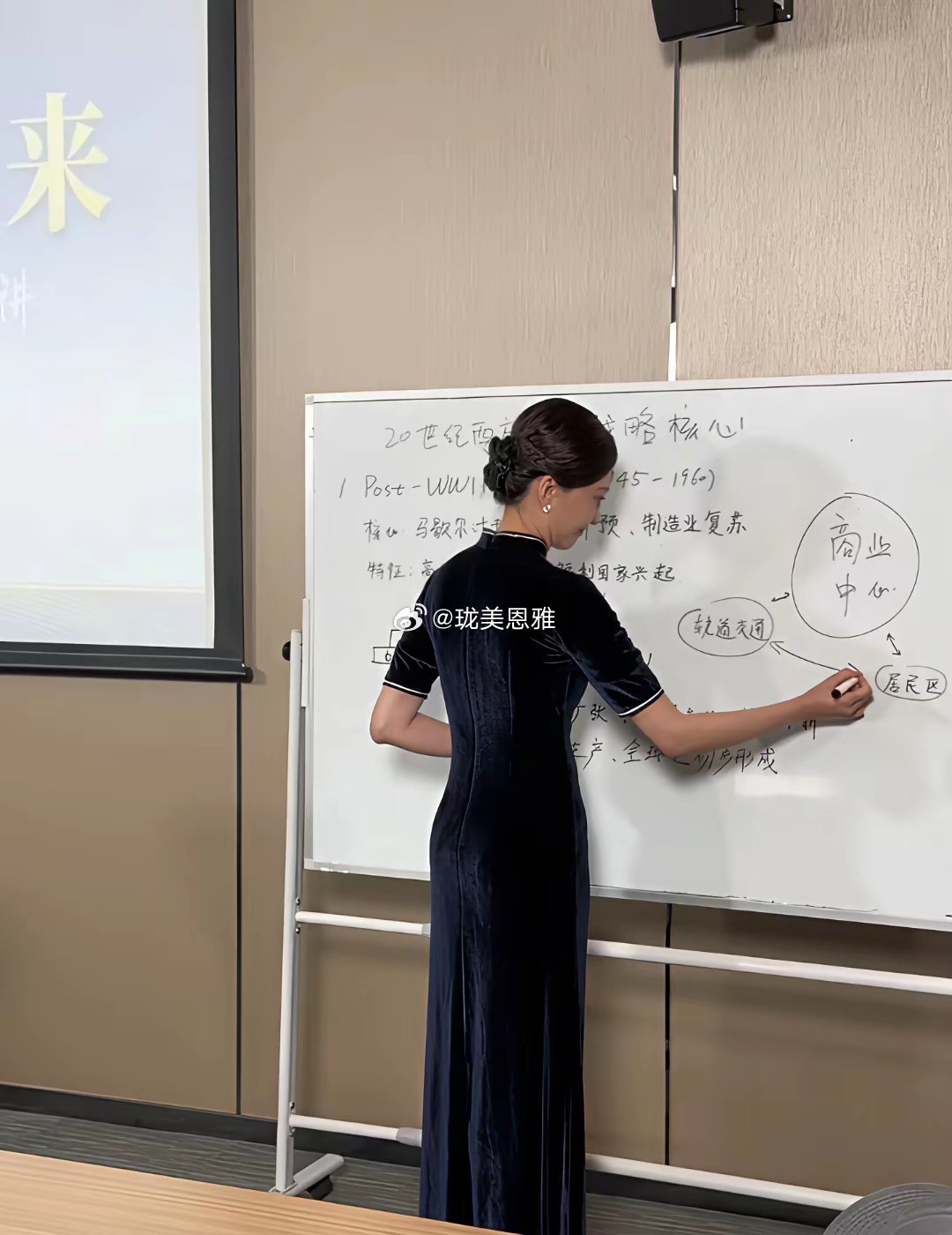 偷偷拍了几张我的大学老师40岁爱上旗袍了，血脉觉醒！