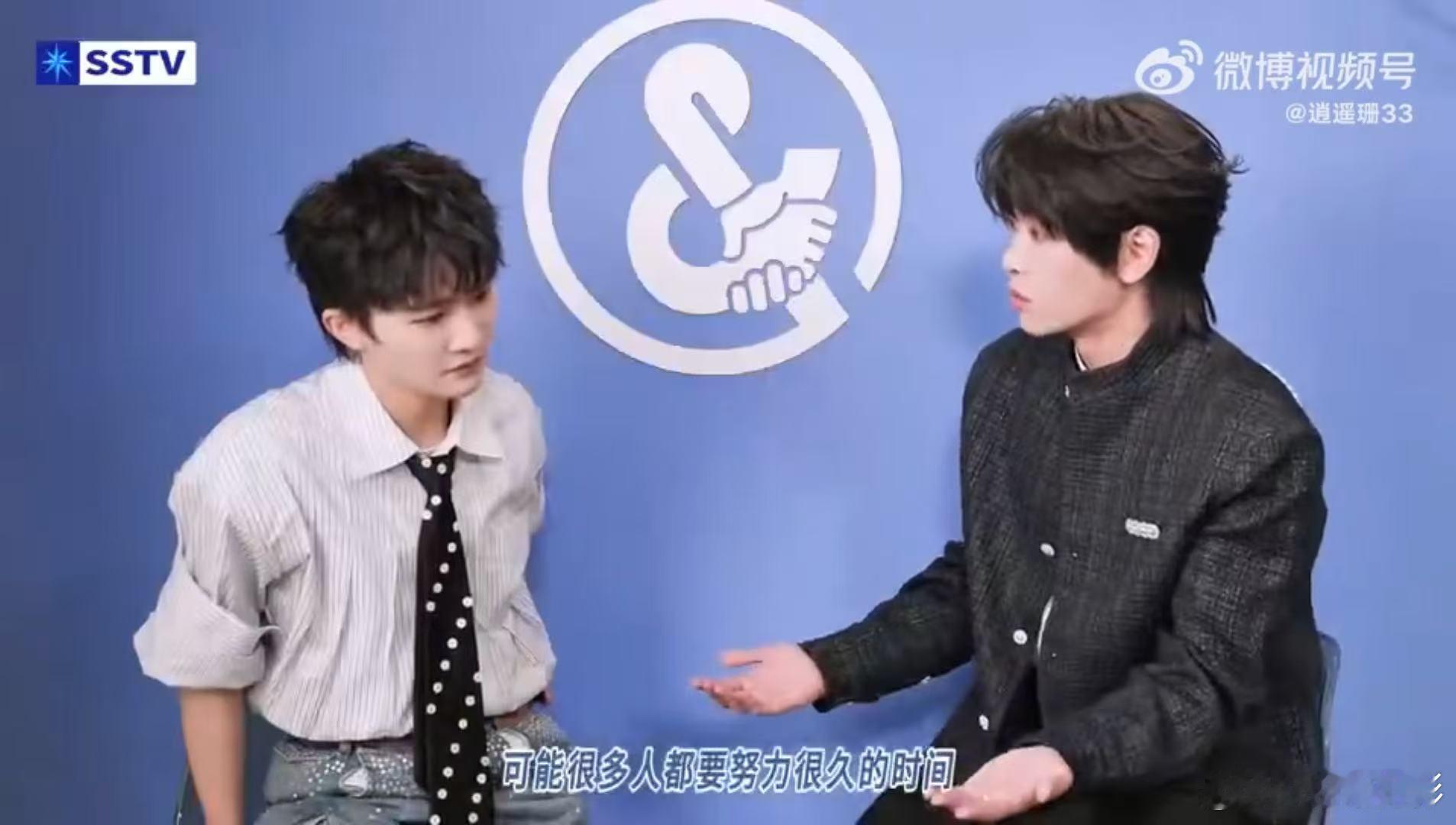 周深聊给自己贴标签从《爱丽丝卿》的别来画我到对话里的自我定义，周深始终传递着不