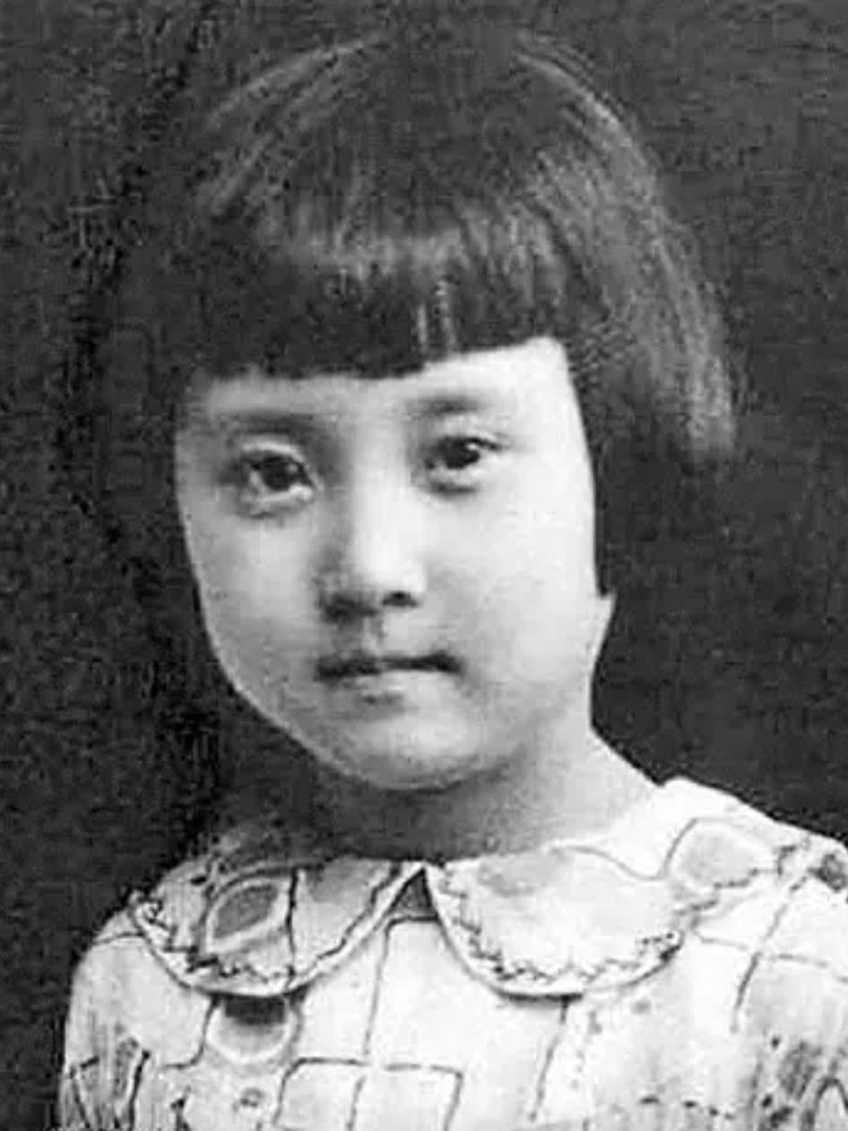 钱学森的妹妹钱学英比他小8岁，这年她三岁，钱学森11岁。钱家对这个女孩有种别