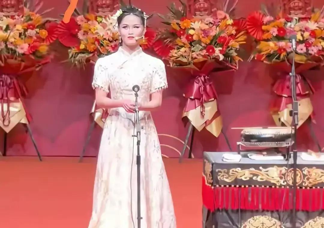 难得见互联网这么“干净”一次。德云社那个叫边玉瑶的小姑娘首秀，我看完了。
