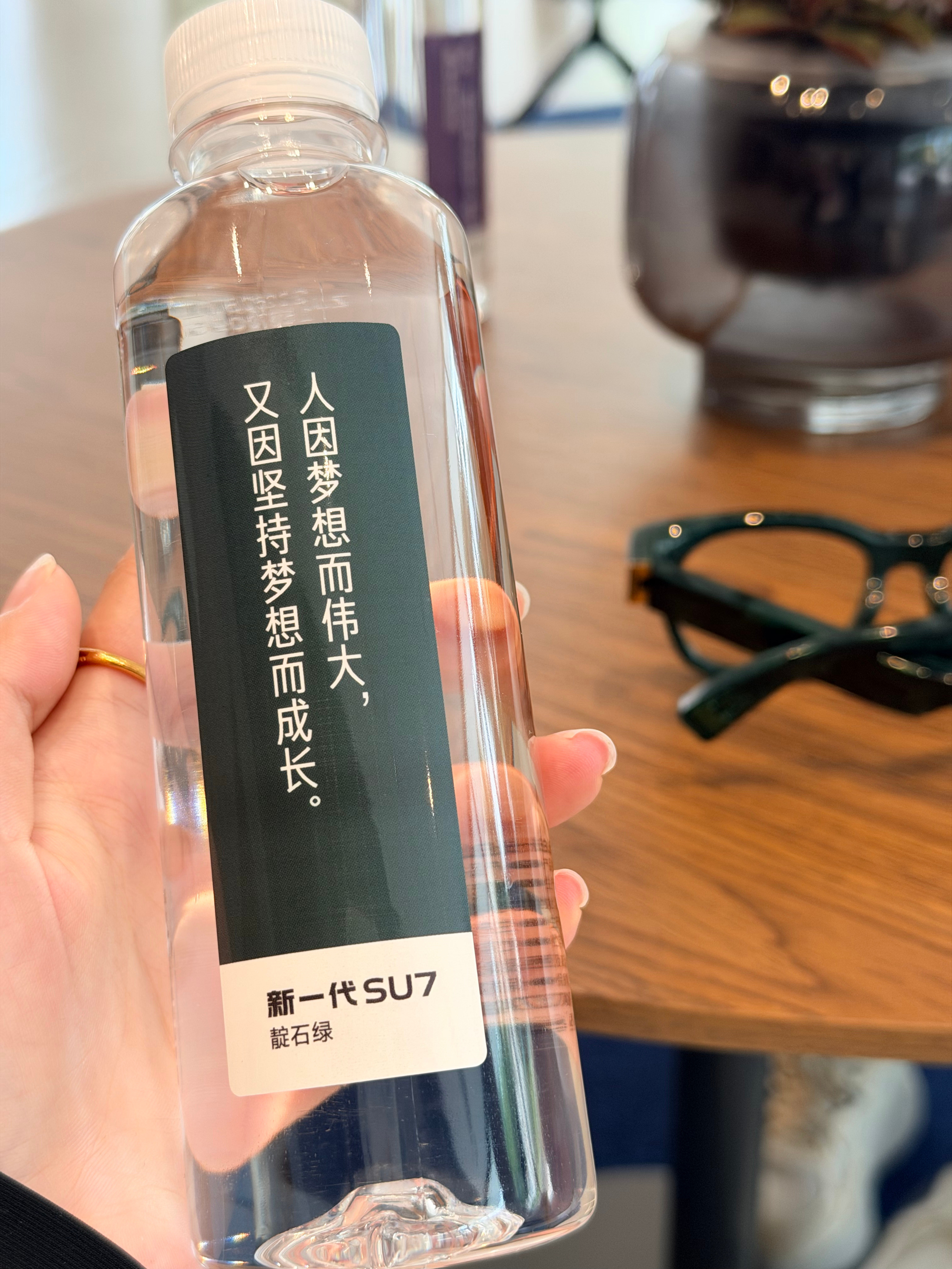 每次来都要顺走小米的几瓶矿泉水