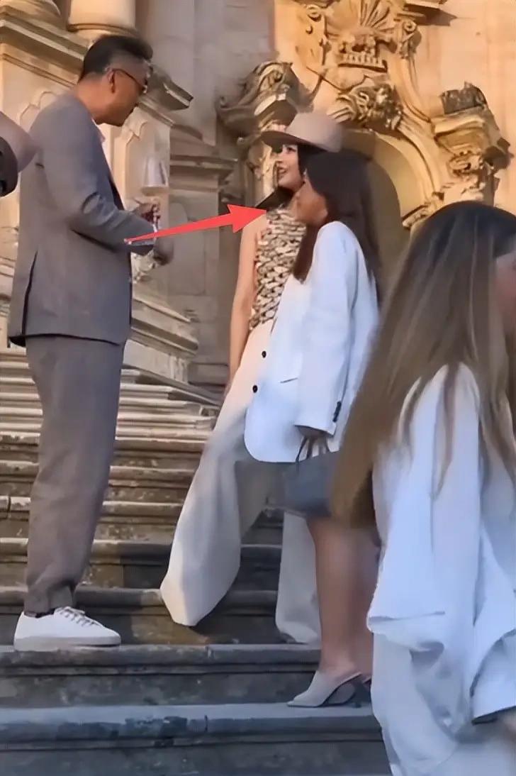 刘涛带着她女儿在国外看秀，她女儿这套衣服感觉不太合适。