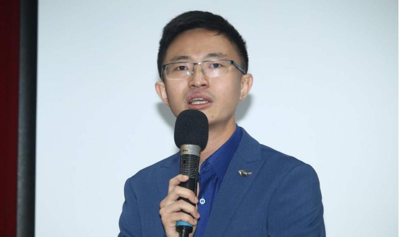☁很认同台湾省的侯汉廷说的一句话：他说：当中国还很穷很破烂的时候，有人不