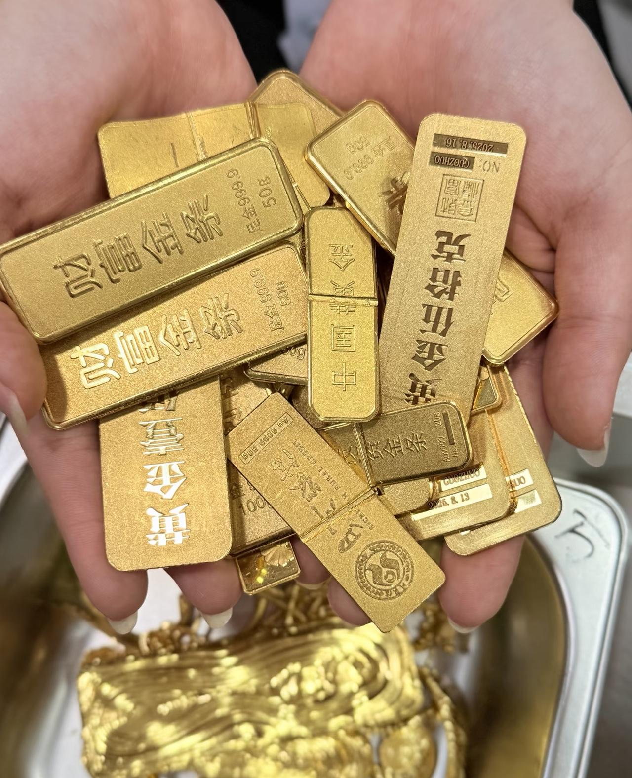 我敢说：肯定有，目前黄金升价的原因，是国家大量购储黄金，而造成的。要
