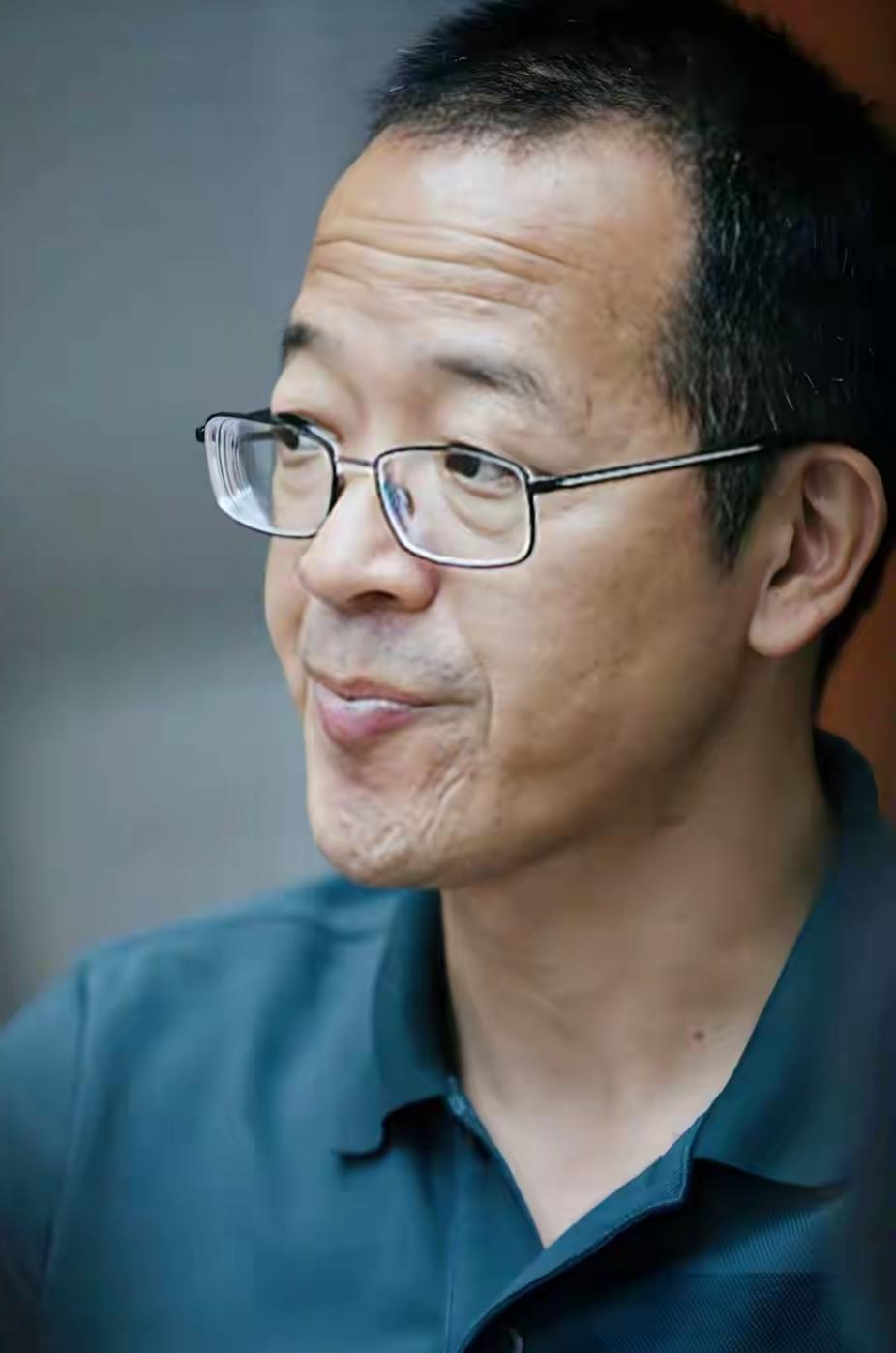 老俞还是得把网络直播事业交给年轻人去打理，年轻人更懂网络。老俞无疑是勤奋的，能