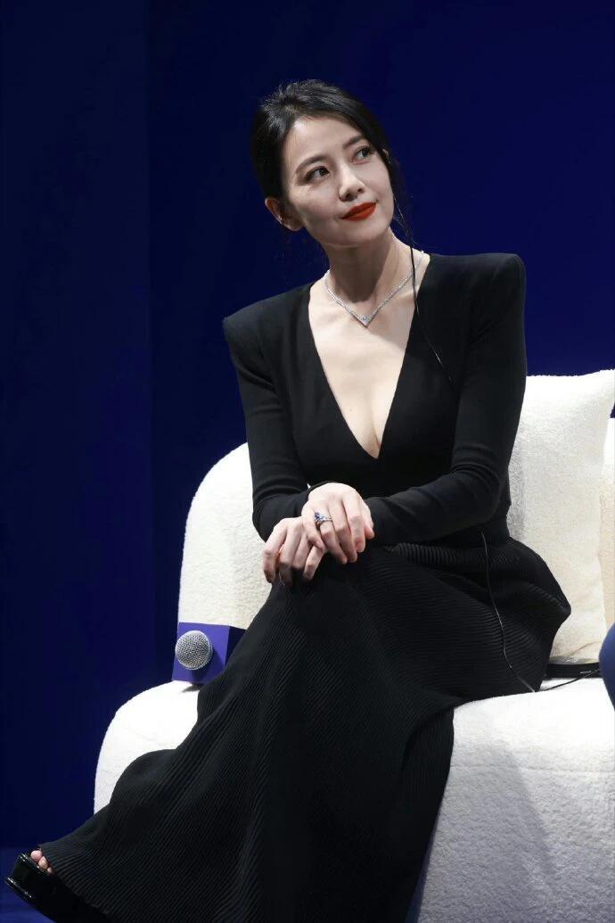 高圆圆穿深V了，又辣又美。