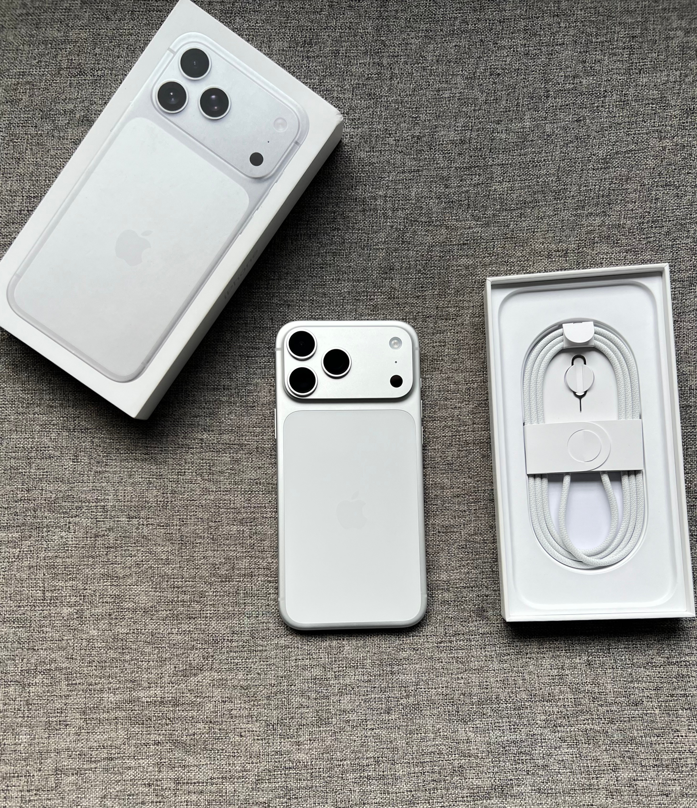 iPhone17ProMax256G银色，仅激活未使用，电池循环0次，出