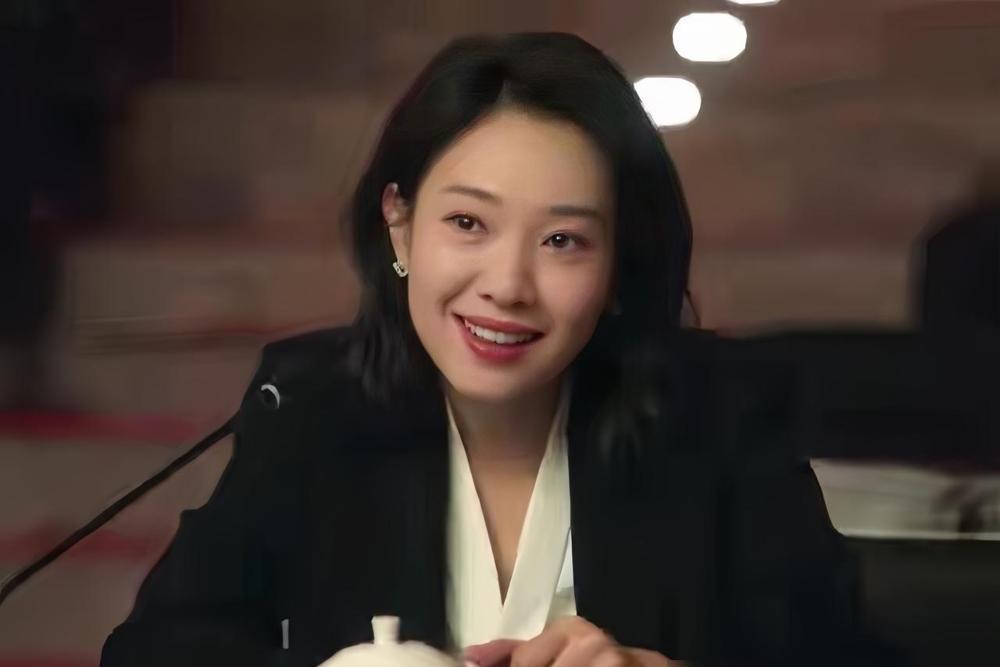 别学那些女演员在片场只喝露水。王佳佳在拍《对手》时，正啃着鸡腿，郭京飞路过撂下