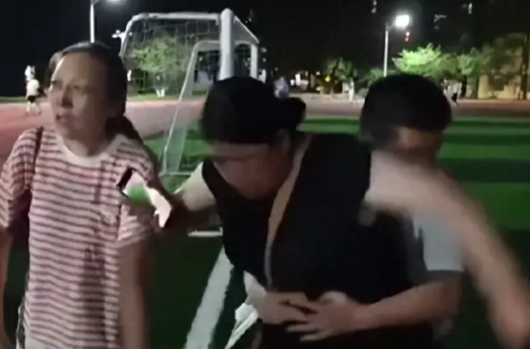 6月30日，上海交大男生被校外大妈暴打！只因一小冲突，大妈发疯并且对躺在地上的学