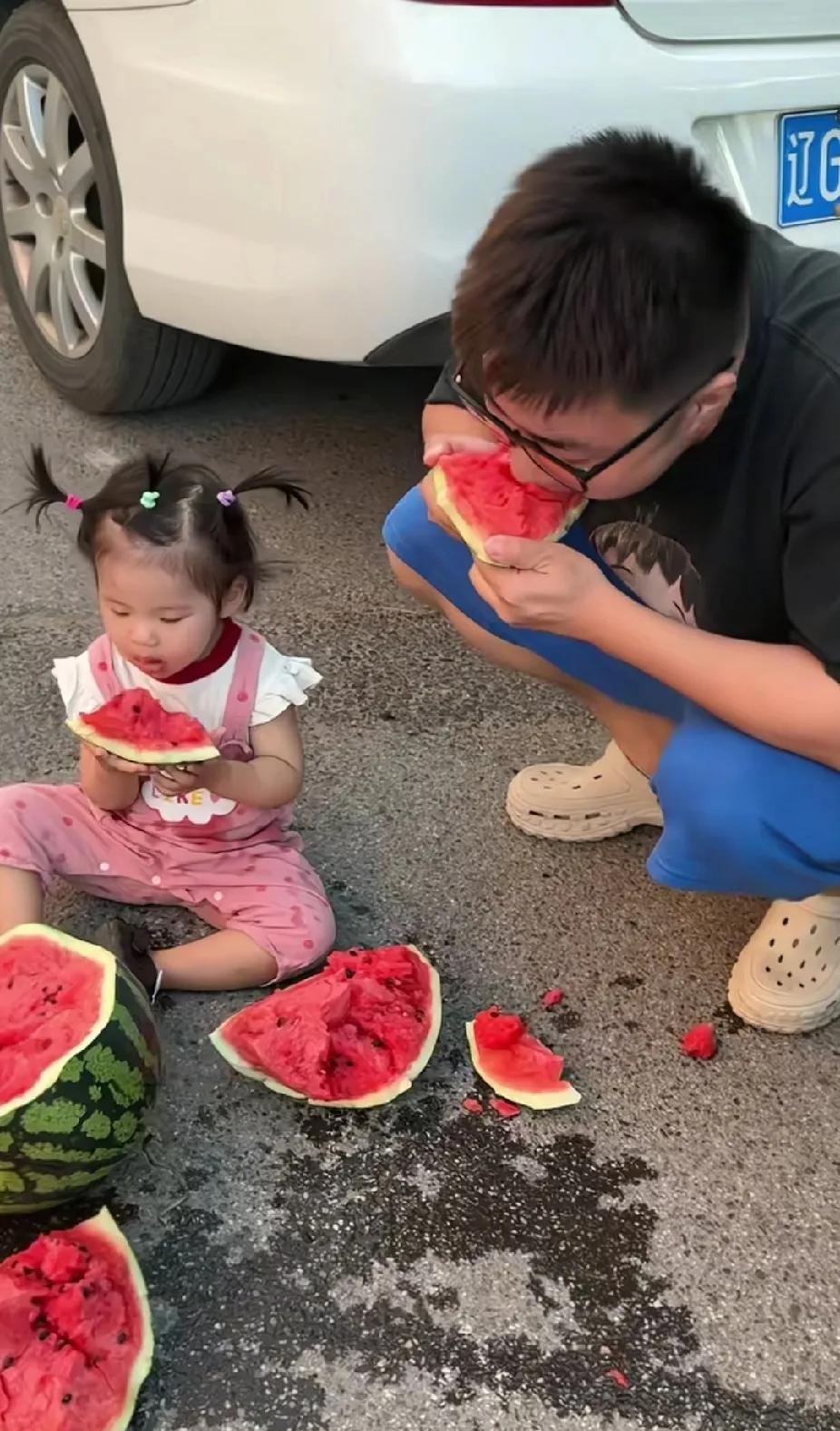 老婆手里抱着的西瓜，突然掉到地上摔碎了，老公的一个举动，让老婆的心都暖化了。一