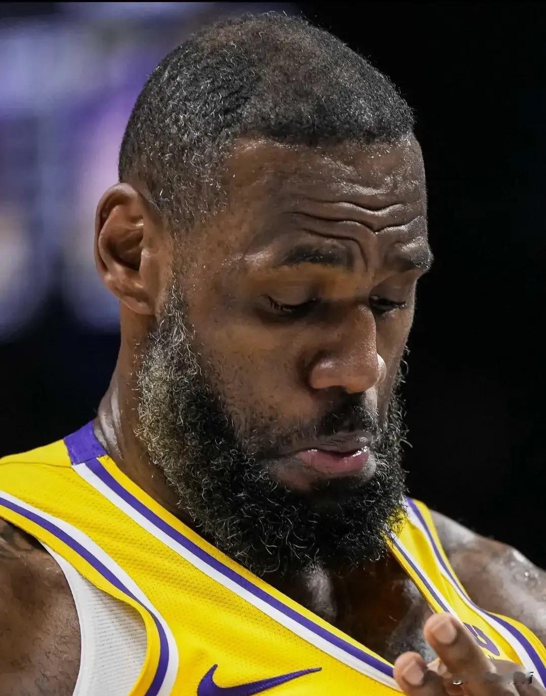 过去6场比赛，詹姆斯出场时间：对阵76人——37分26秒，全队第1对阵勇士—