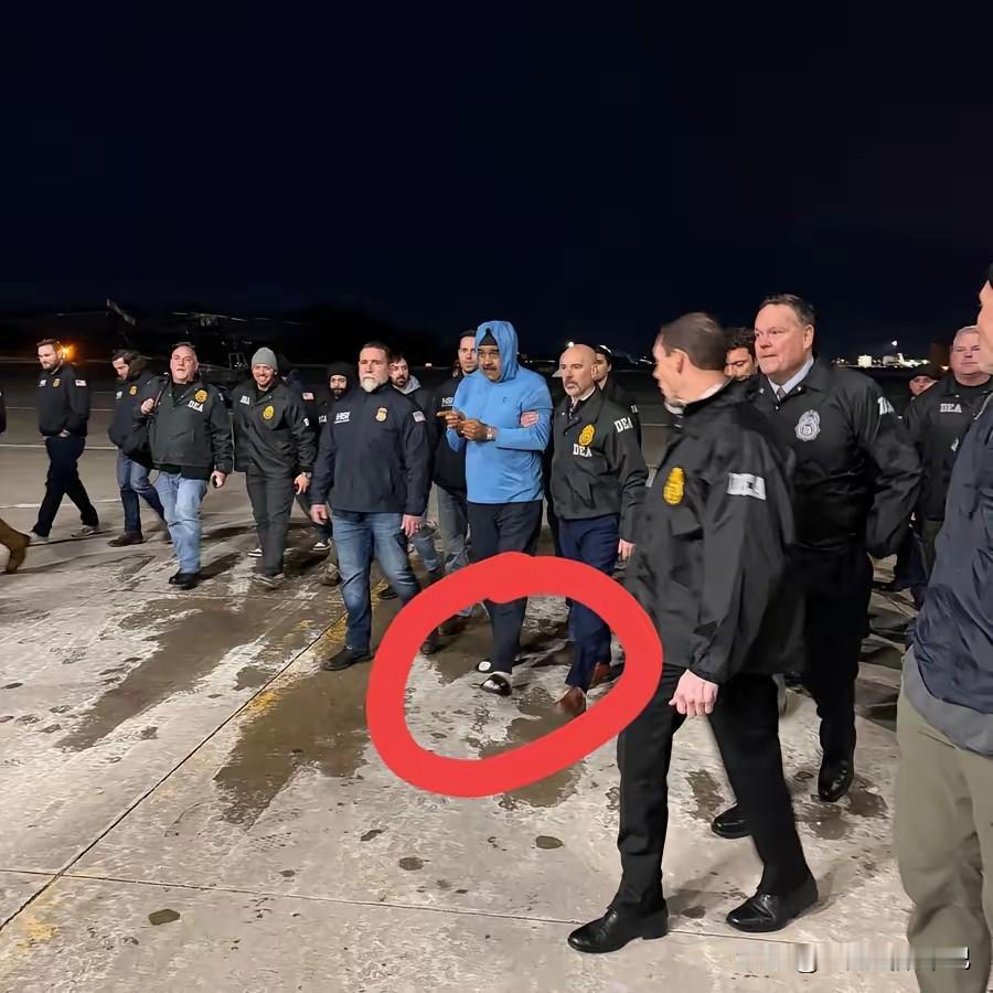 搞不明白马杜罗戴着手铐，坐在椅子上面，双手竖起大拇指是什么意思？从被抓那一刻，