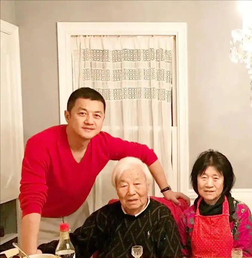 李亚鹏官宣终身不婚，82岁母亲两大遗憾太痛心李亚鹏公开表态：不再恋爱，不再