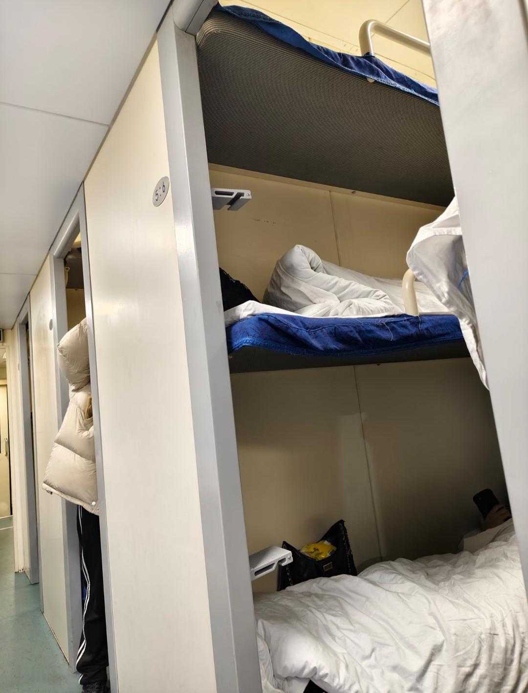 看到一种卧铺车上的外梯子不见了，颇感新奇，爬到上铺很难吗？其实并不难，一只脚