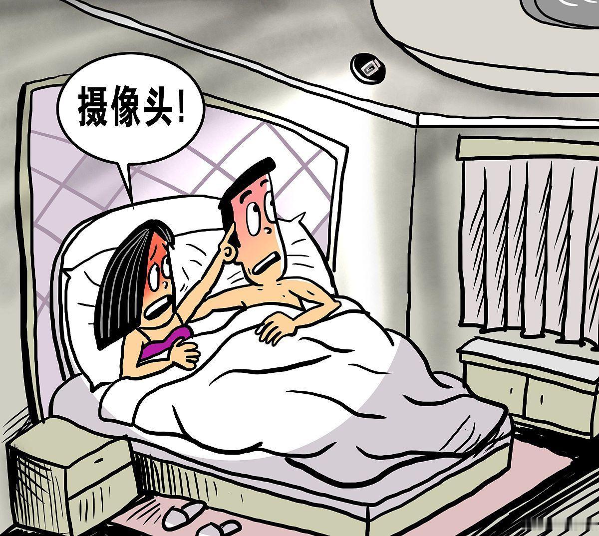 笑话（796）一高管要出差两周，担心老婆在家偷人，他悄悄在卧室装上针孔摄像头