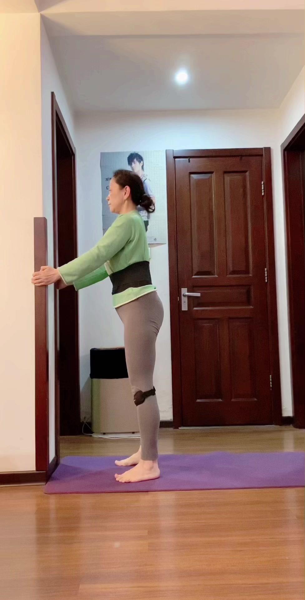 1️⃣这个小动作每天坚持练100次，能有效增强臀腿肌力，让走路更有力，改善膝盖问