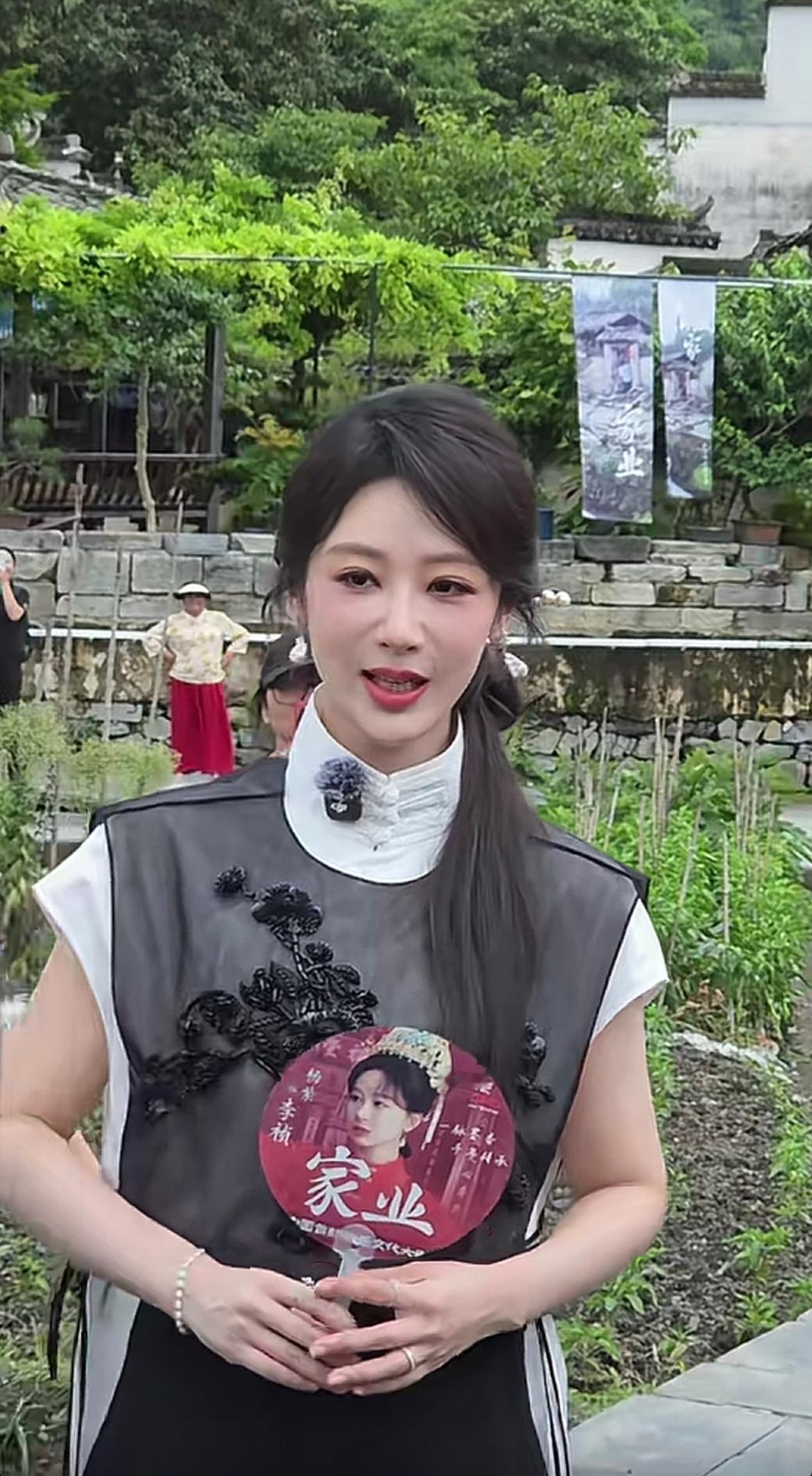 杨紫也太美了！2026.6.6杨紫赴黄山西递宣传《家业》，逛取景古村、见粉丝