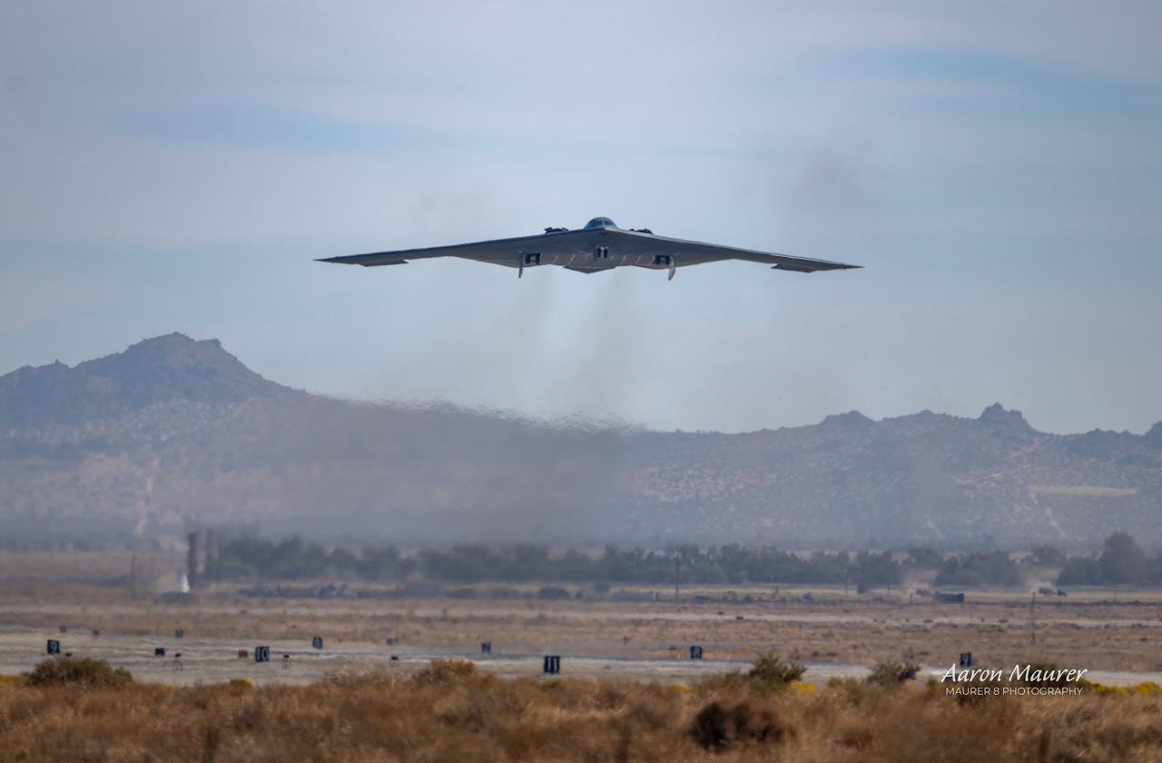 加州上空的B-2乔治亚之灵号