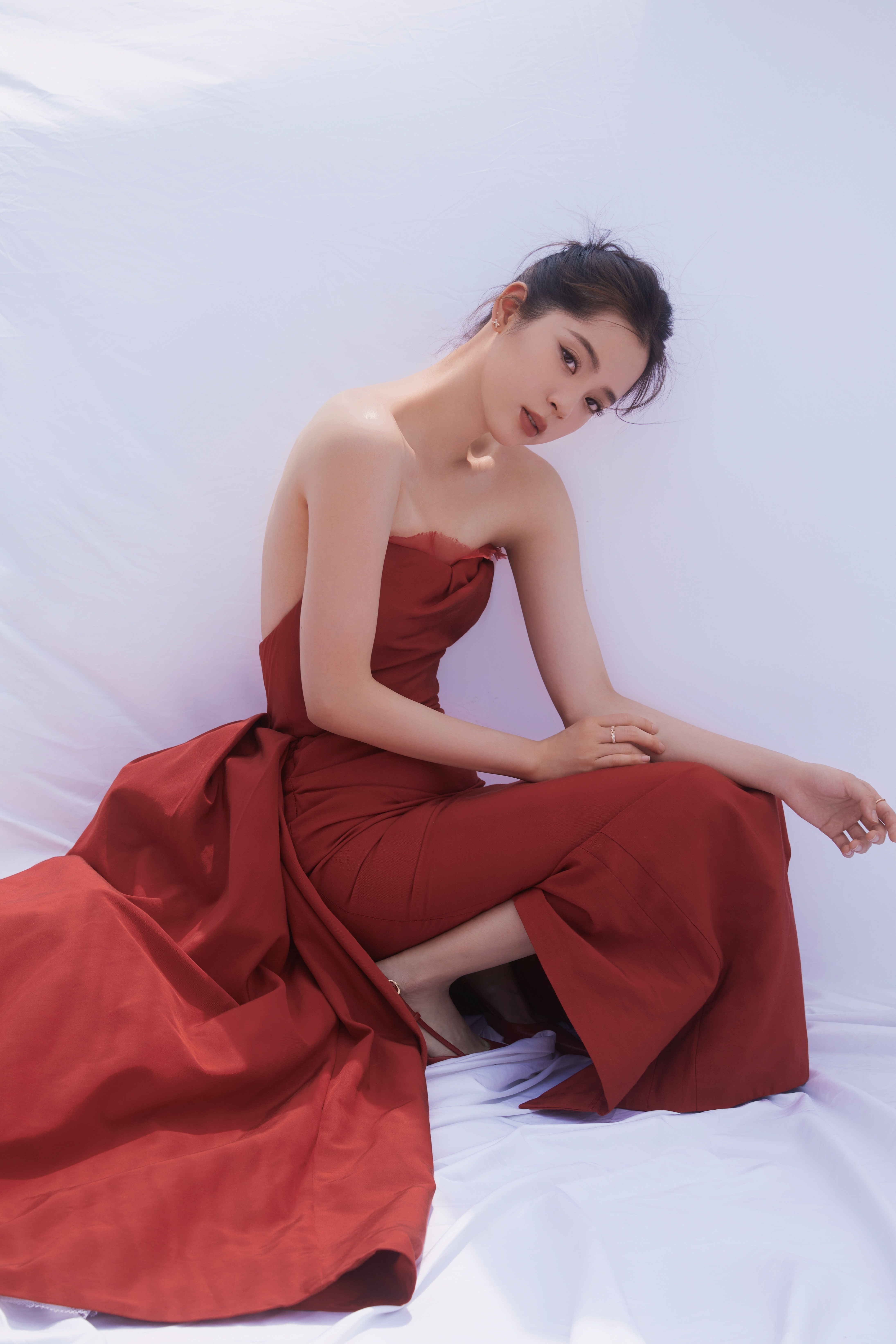 欧阳娜娜露背红裙，轻纱柔美，浪漫怡人​​​