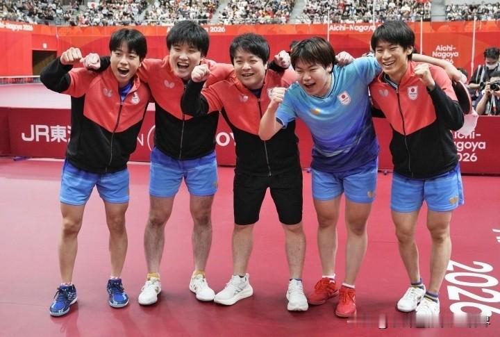 国乒男团决赛结束后，日本队核心张本智和在混合采访区直言：“今天我们全队都把自己