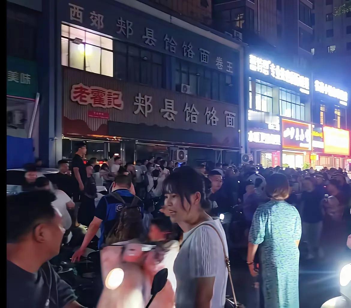 官媒批评郑州续面事件店老板言而无信，商何以立？男老板不该恐吓顾客的孩子！错在他不