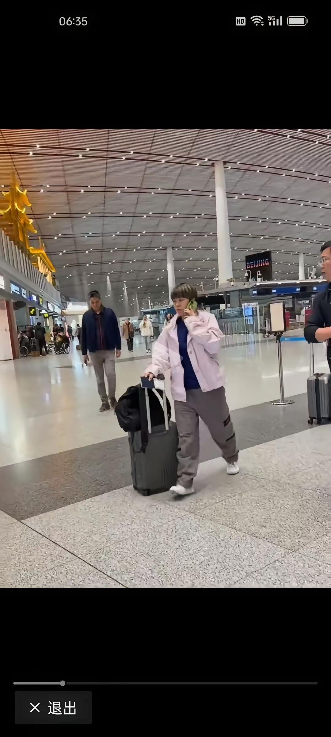 没有球迷的簇拥，没有球迷围追堵截式的拍照，没有围上来求签名的人，更没有人陪伴，她