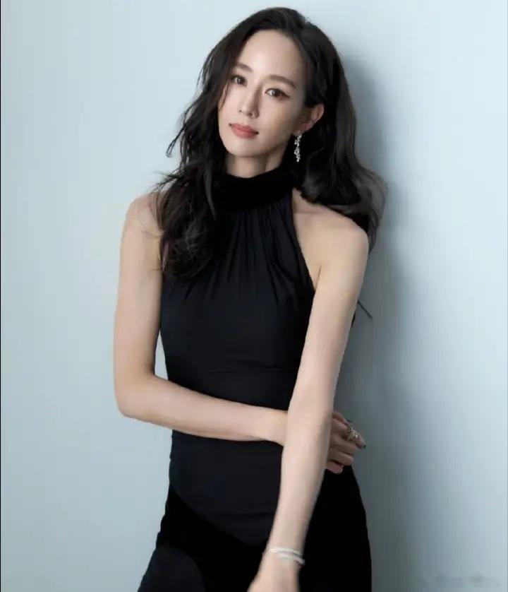 1.白玉兰最佳编剧袁子弹参与创作的《复仇的决心》正在接触杨紫。项目取材于真实打拐案件相关经历，计划同