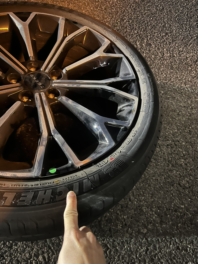 提车11天爆胎提车11天爆胎，我的是19寸无选装，想问下车友门这个是什么型号