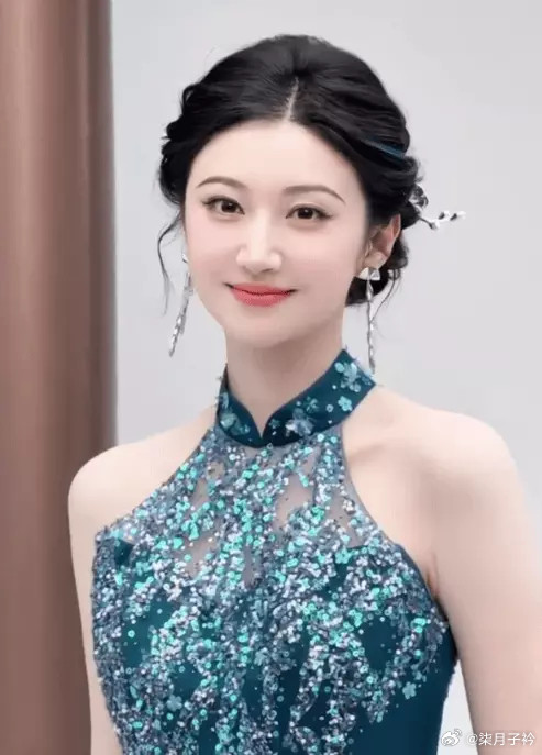 分享娱乐分享娱乐景甜穿丹青色旗袍优雅大气皮肤白皙笑容温婉明媚​​​