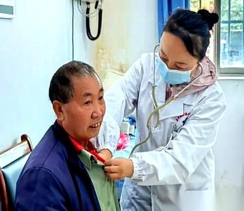 俩月，就俩月。丈夫一纸调令回城，她终于能走了。结果第二天一开门，傻了。门外黑压