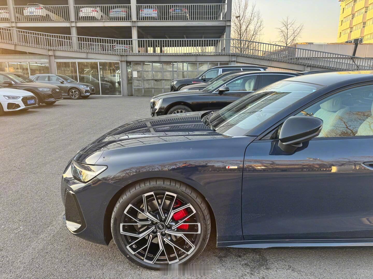 网友实拍全新燃油A6L，这应该是大顶配，3.0TV6，21寸大脚，红卡钳，黑光