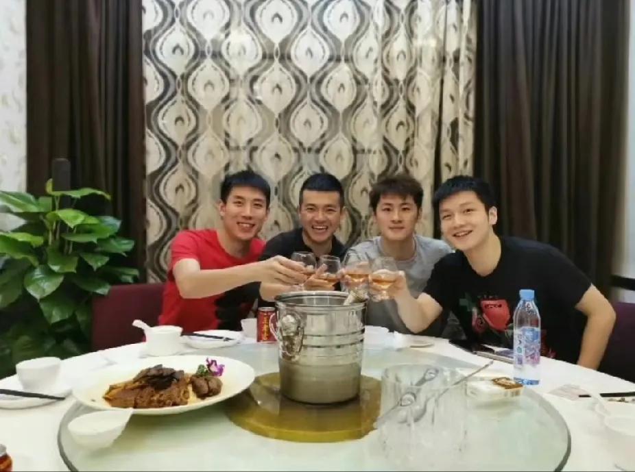 国乒珍贵旧照，樊振东的别样一面偶然考古到樊振东和队友聚餐的照片，东东在照片