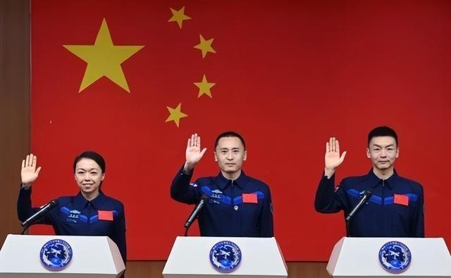 最惊心动魄的一幕，其实不是返回舱砸向地面的瞬间，而是舱门还没打开时，所有人盯着那