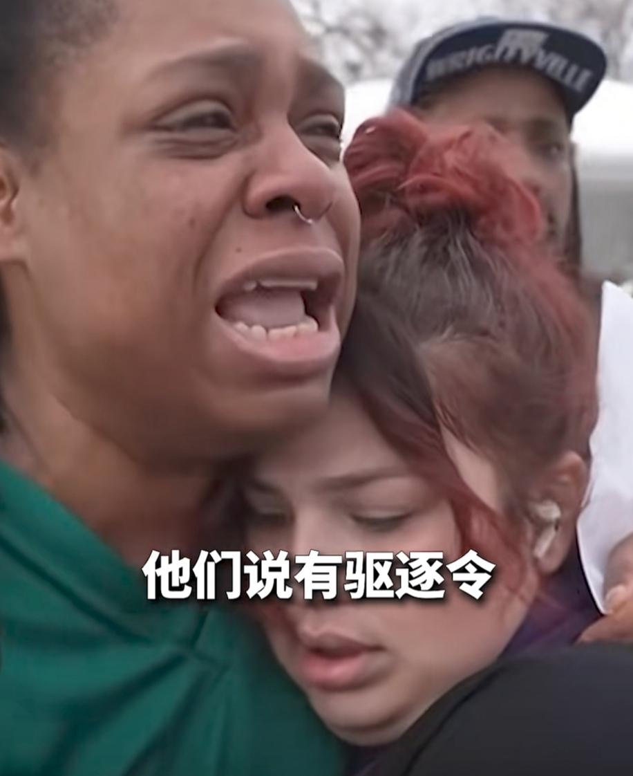 看了美国ICE荷枪实弹全副武装抓人的视频，有人居然拿着撞门锤，闯入民宅！看到