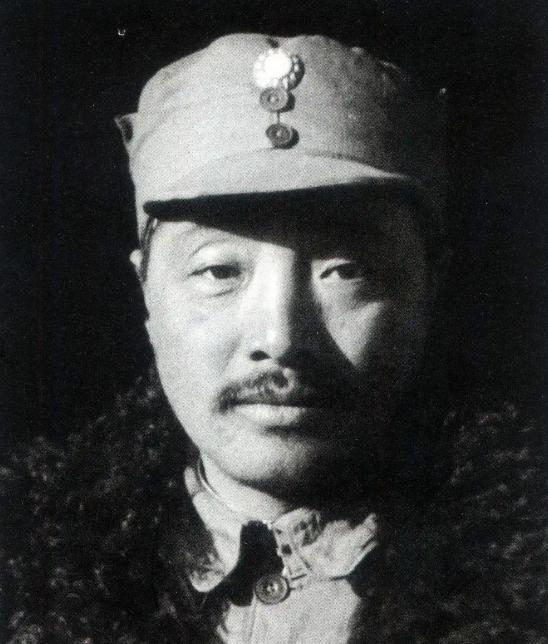 1986年，两名记者来到四川万县进行采访，途中口渴难忍，便敲开了一户老农家的门，