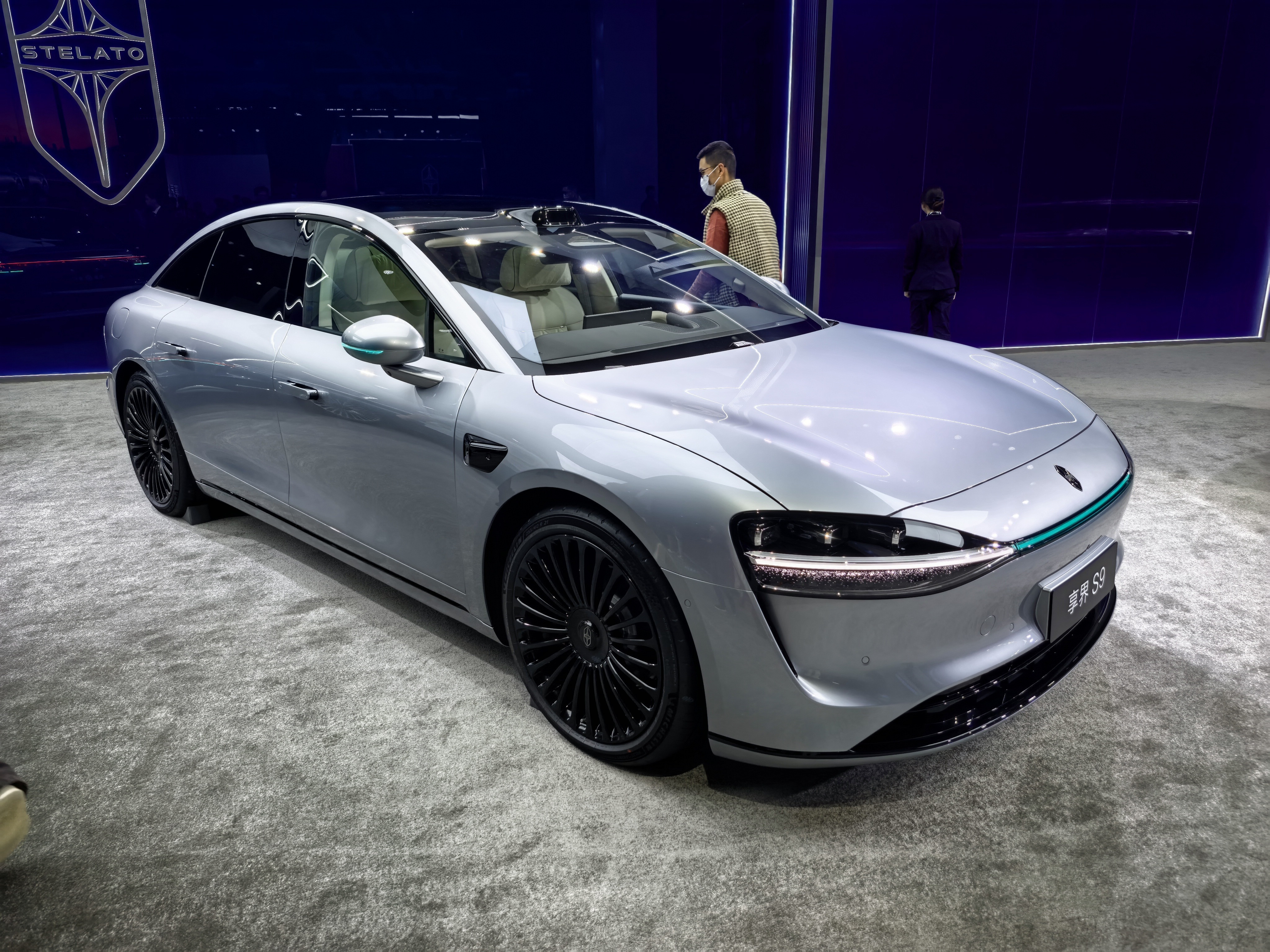 享界的几个颜色都非常好看，但风格区别挺大的。商务用途，选黑色没毛病。蓝色、灰色很