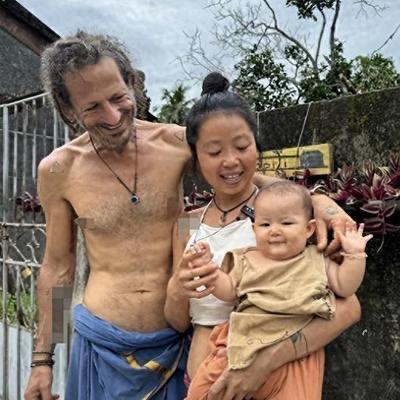 福建女孩林娜，在清迈旅行时偶遇一位希腊男人，两人一见钟情，火速闪婚。婚后，他们既